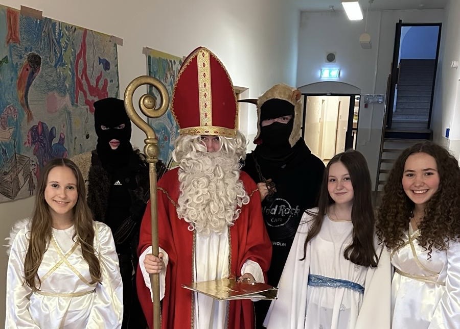 Drei Engerl, zwei Kramperl, ein Nikolaus