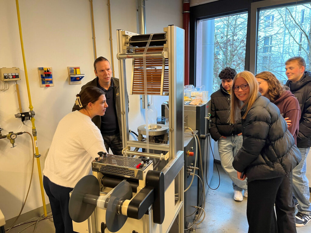 P-Seminar Technische Chemie erkundet Welt der Kunststoffverarbeitung an der TH-Deggendorf