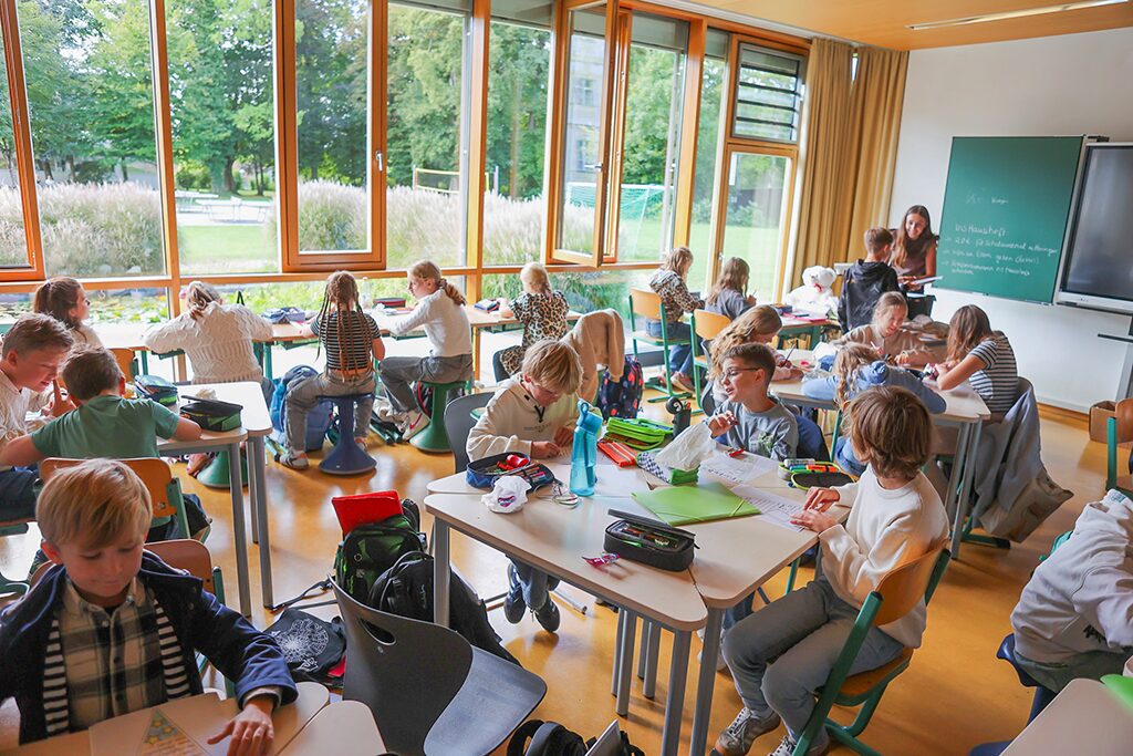 Klassenzimmer mit dem Blick ins Grüne